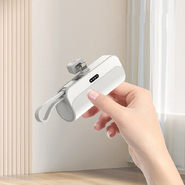 Power Bank PastelMix Pro: Trendi rezervna baterija v velikosti šminke, z dvema konektorjema in odlično kapaciteto 5000 mAh - Lightning + USB-C - pastel white