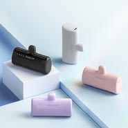 Mini power bank PocketCharge: prenosna baterija v velikosti šminke, z USB-C, Lightning ali Micro priključkom - 4500 mAh