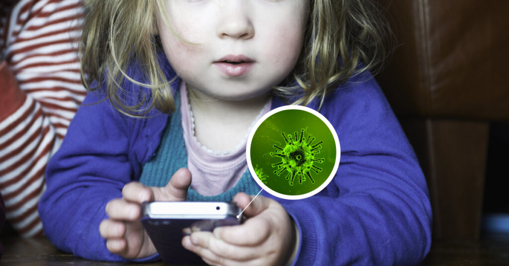 onesnažen telefon v rokah otroka