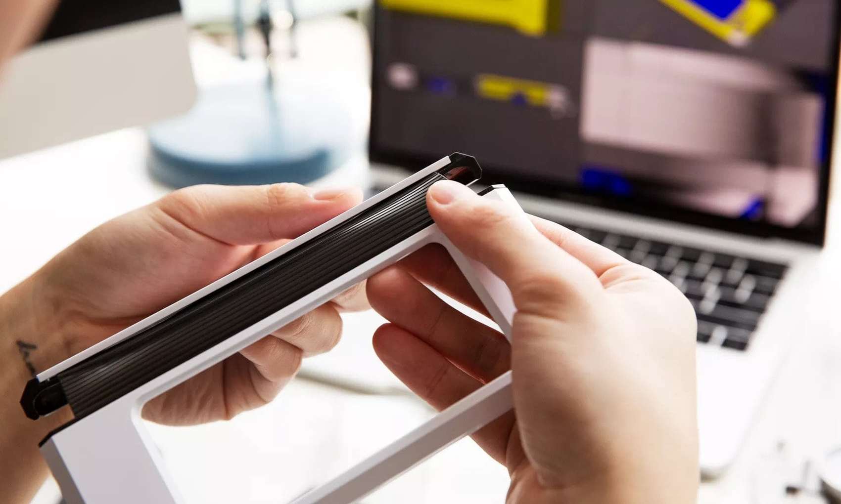 Prototip ovitka za Galaxy Fold - zaščita pregiba
