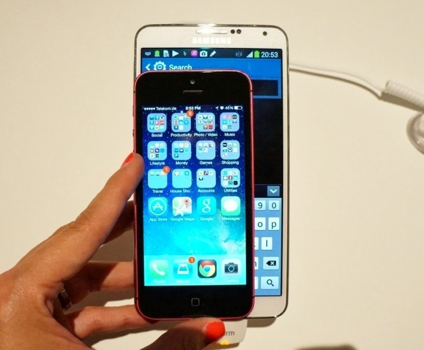Primerjava velikosti Iphone 5S in Samsung Galaxy Note 3.